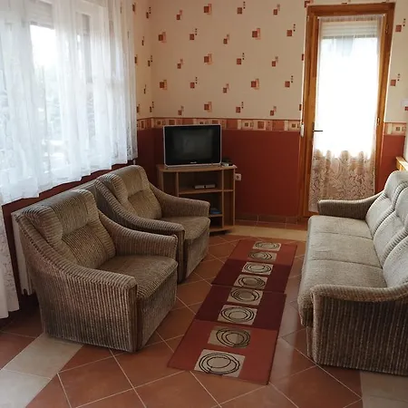 Apartment Tiszavirag Apartmanhaz *